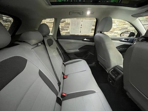 Used 2022 Volkswagen Taos SE w/ Panoramic Sunroof Package AWD/4WD image 36
