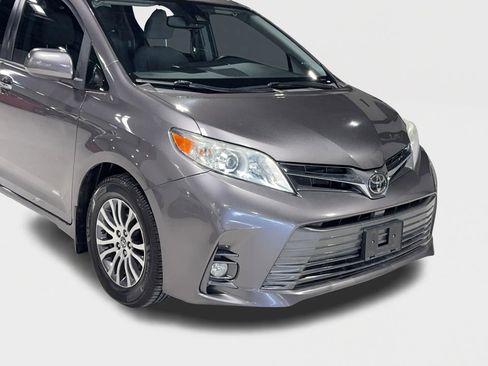 Used 2020 Toyota Sienna XLE image 3