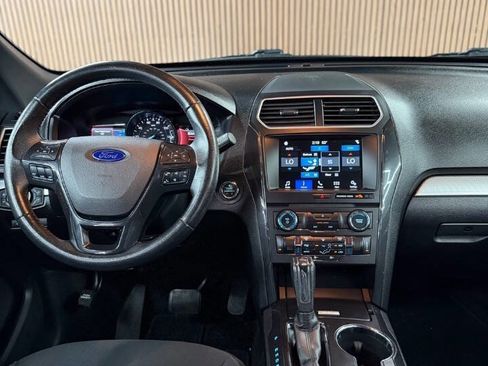 Used 2017 Ford Explorer XLT w/ Equipment Group 201A AWD/4WD image 16