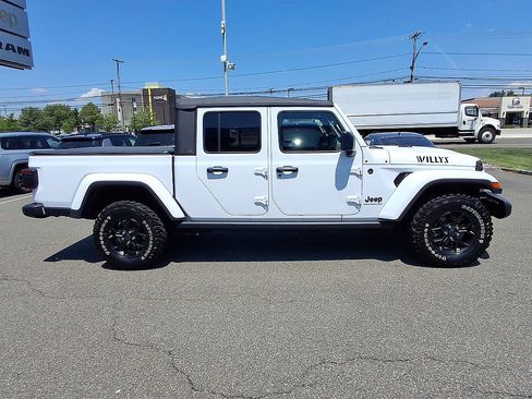 Used 2025 Jeep Gladiator Overland AWD/4WD image 9