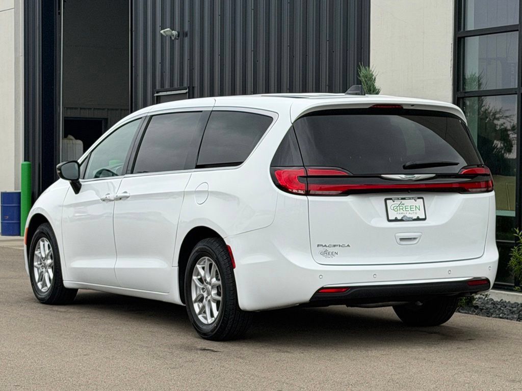 Used 2025 Chrysler Pacifica Select FWD image 3