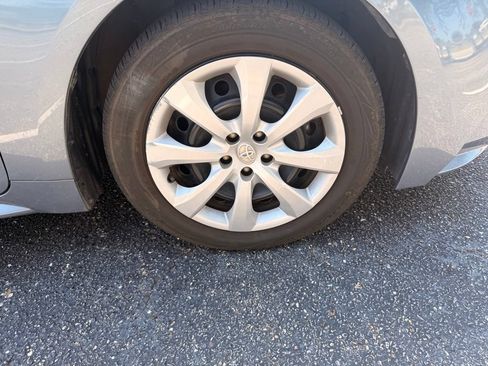 Used 2021 Toyota Corolla LE FWD image 3