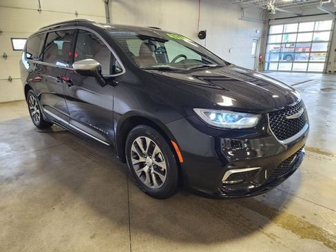 Used 2025 Chrysler Pacifica Pinnacle FWD image 6