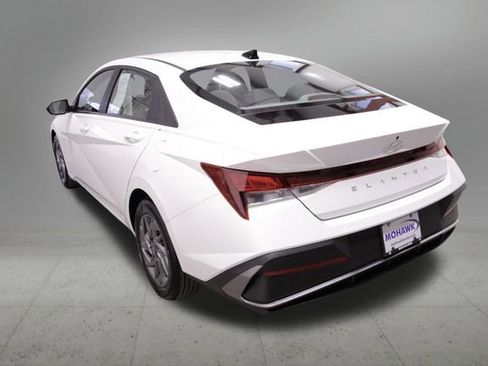 Used 2024 Hyundai Elantra SEL image 3