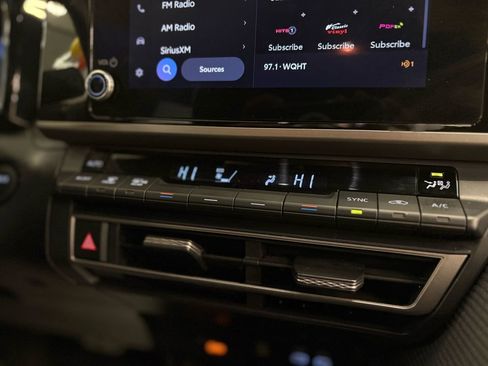 Used 2025 Toyota Camry SE image 33