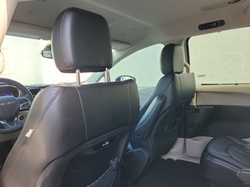 Used 2023 Chrysler Pacifica Touring-L FWD image 17
