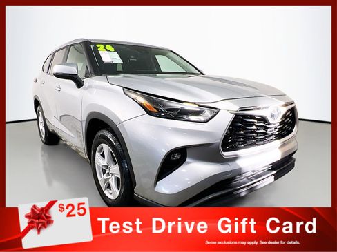 Used 2024 Toyota Highlander LE image 1