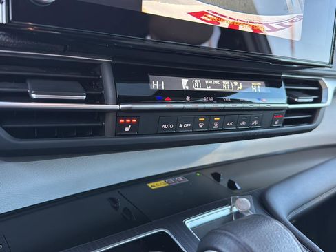 Used 2025 Toyota Sienna XLE w/ XLE Plus Package image 21