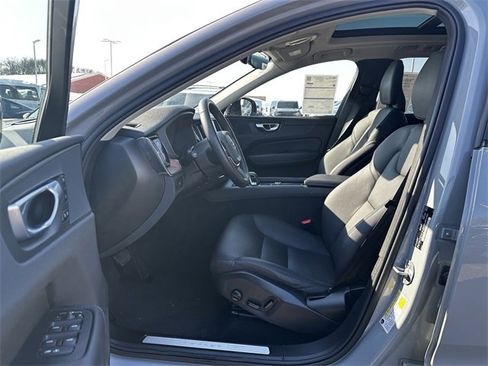 Used 2024 Volvo XC60 B5 Plus image 19