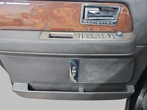 Used 2011 Lincoln Navigator L 4WD image 34