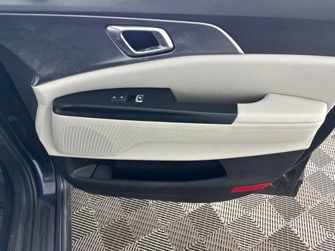Used 2023 Kia Carnival LX FWD image 21