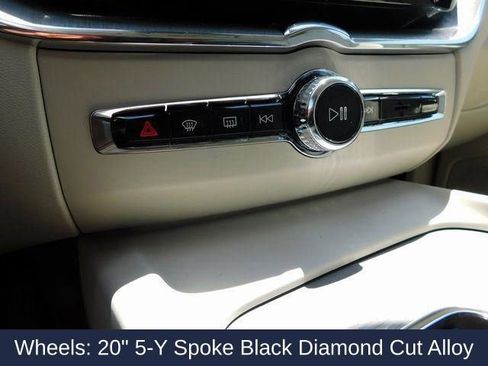 New 2025 Volvo XC60 B5 Plus w/ Protection Package Premier image 33