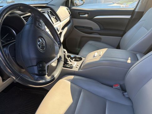Used 2017 Toyota Highlander AWD V6 image 6