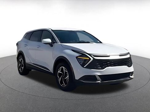 Used 2025 Kia Sportage LX image 4