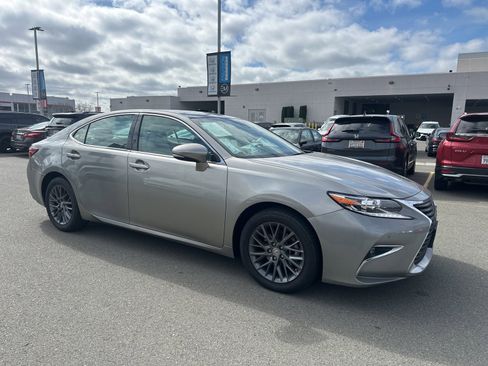 Used 2018 Lexus ES 350 w/ Navigation System Package image 2