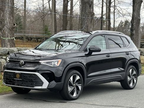 Used 2025 Volkswagen Taos SE w/ Panoramic Sunroof Package image 7