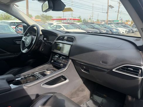 Used 2017 Jaguar F-PACE R-Sport image 29