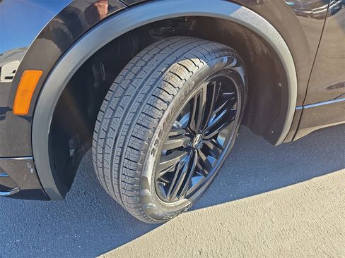 Certified 2022 Volkswagen Tiguan SE R-Line image 36