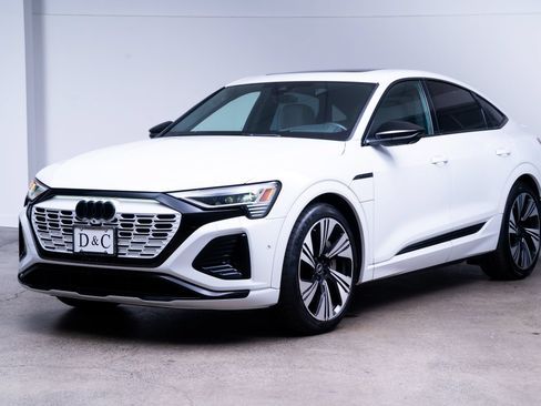 Used 2024 Audi Q8 e-tron Prestige w/ Prestige Package AWD/4WD image 3