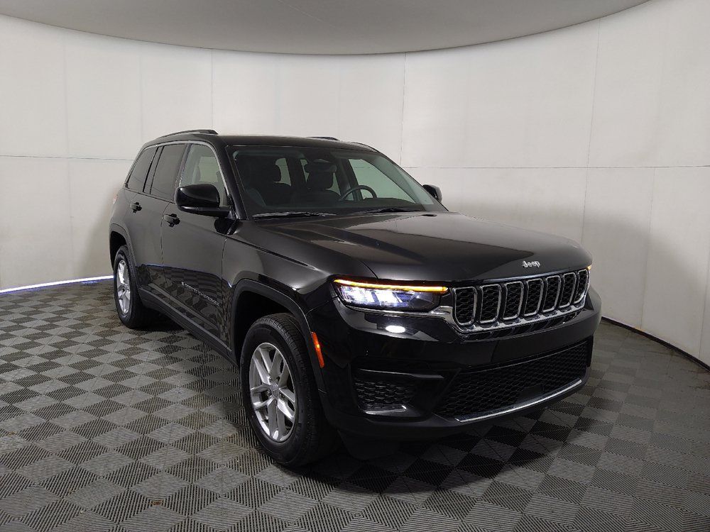 Used 2023 Jeep Grand Cherokee Laredo w/ Luxury Tech Group I AWD/4WD image 13