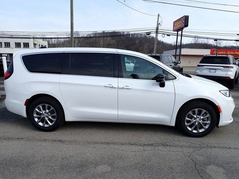 New 2026 Chrysler Pacifica Select image 8