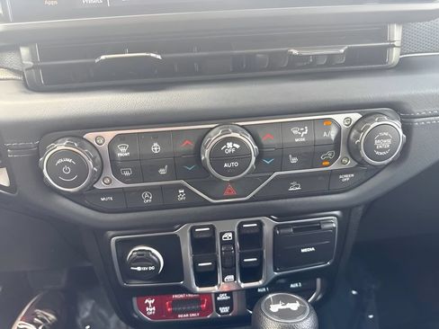 Used 2025 Jeep Wrangler Unlimited Rubicon w/ Convenience Group AWD/4WD image 12