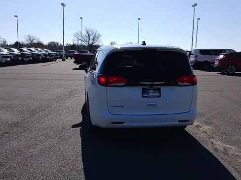 Used 2022 Chrysler Voyager LX image 7