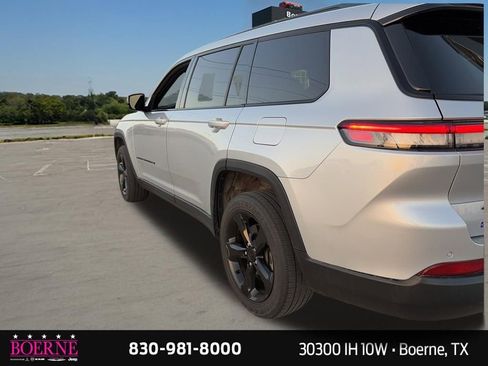 Used 2023 Jeep Grand Cherokee L Laredo image 9