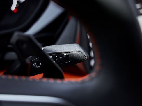 Used 2025 Lamborghini Urus SE image 65