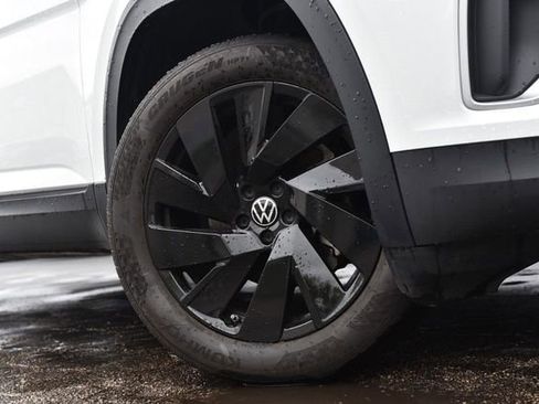 Certified 2025 Volkswagen Atlas SE image 3