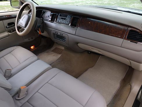 Used 2001 Lincoln Town Car Signature RWD image 16