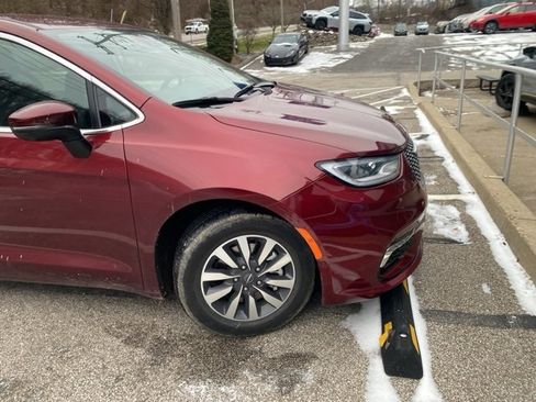 Used 2023 Chrysler Pacifica Touring-L image 13