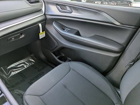 New 2025 Jeep Grand Cherokee L Laredo image 15