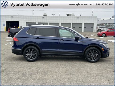 Certified 2022 Volkswagen Tiguan SE image 2