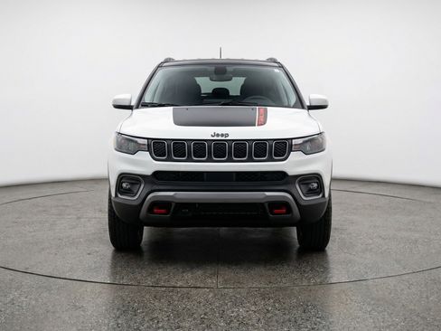 Used 2025 Jeep Compass Trailhawk AWD/4WD image 2