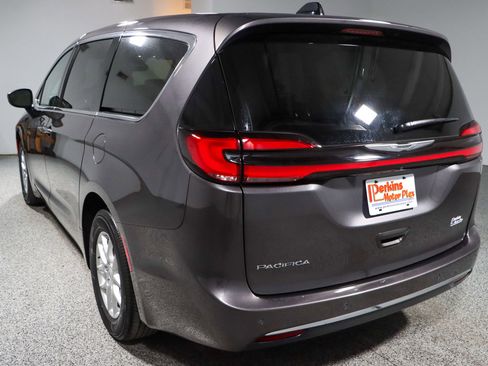 Used 2023 Chrysler Pacifica Touring-L image 9