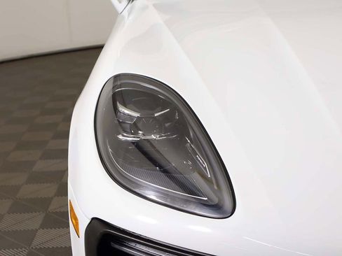 Used 2025 Porsche Macan image 17