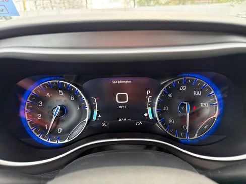 Used 2025 Chrysler Pacifica Select FWD image 18