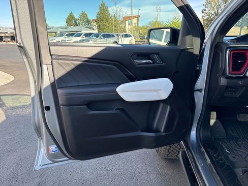 Used 2024 GMC Canyon AT4X image 9