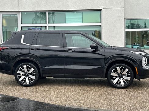 New 2026 Mitsubishi Outlander SE image 3