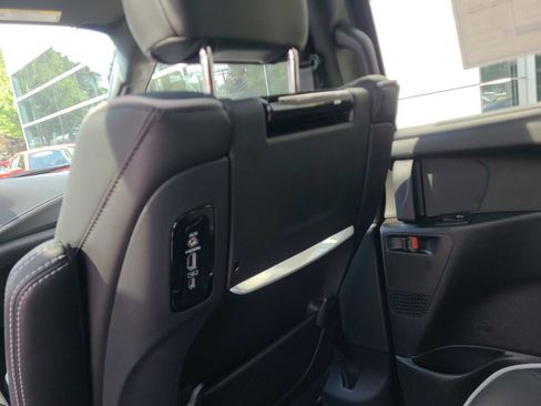 New 2023 Chrysler Pacifica Limited w/ Uconnect Theater Family Group image 39