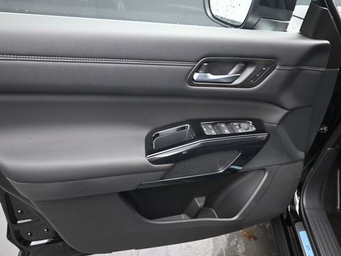 New 2026 Nissan Pathfinder Platinum w/ Cargo Package FWD image 11