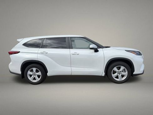Used 2023 Toyota Highlander LE FWD image 6