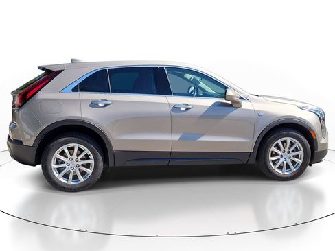 Used 2023 Cadillac XT4 Luxury w/ Cold Weather Package FWD image 3