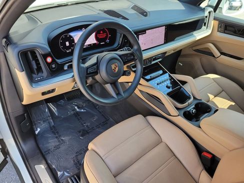 Certified 2025 Porsche Cayenne image 5