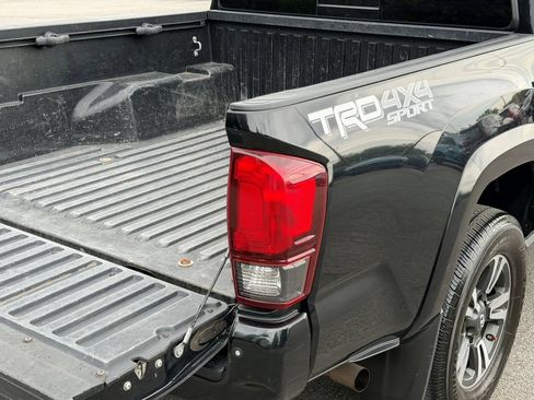 Used 2019 Toyota Tacoma TRD Sport w/ Technology Package AWD/4WD image 13