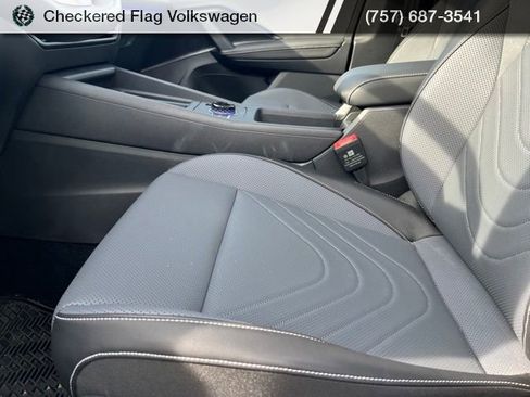 Used 2025 Volkswagen Tiguan SE R-Line AWD/4WD image 23
