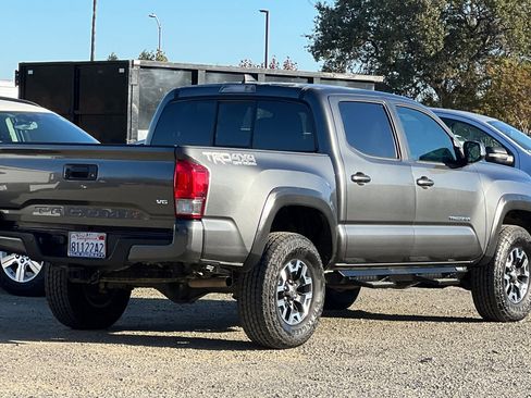 Used 2016 Toyota Tacoma TRD Off-Road image 4