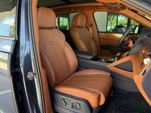 Used 2021 Bentley Bentayga image 37