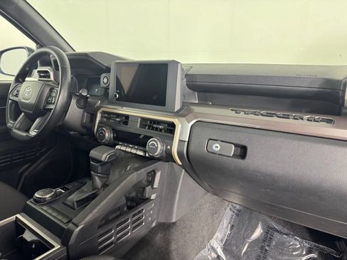 Used 2025 Toyota Tacoma SR5 AWD/4WD image 33